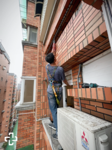 新北市隱形鐵窗防鴿網安裝過程，危險地形施工務必穿戴安全帶以防工安意外